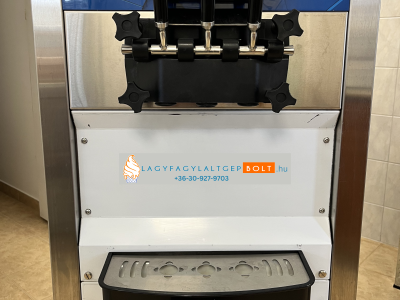 Inox lágyfagylaltgép kék háttéren Softpro 2300 felirattal, fekete adagolókarokkal