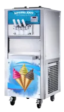 Inox lágyfagylaltgép SoftPro típus, kék címkével, rajta csavaros fagylalt tölcsérben